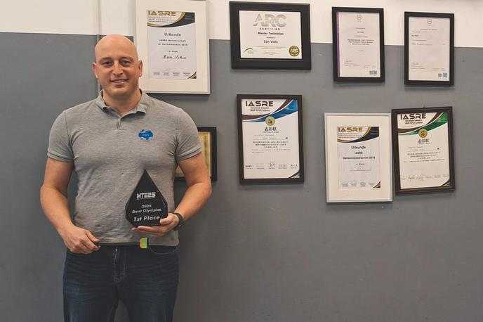 Žan Vidic | Žan Vidic s pokalom, ki ga je prejel za zmago na februarskem tekmovanju na Floridi in prototipom tolkala, ki ga ameriški proizvajalec orodja A1 prodaja z njegovim podpisom. | Foto Mihaela Leskovec