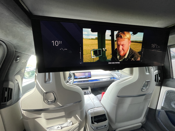Velik video zaslon v avtomobilih morda še vedno deli mnenja, toda izkušnja za potnike zadaj je odlična.
 | Foto: Gregor Pavšič