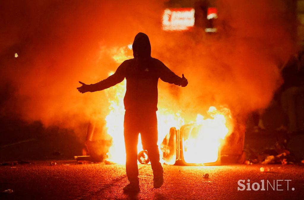 Protesti, Irska, policija