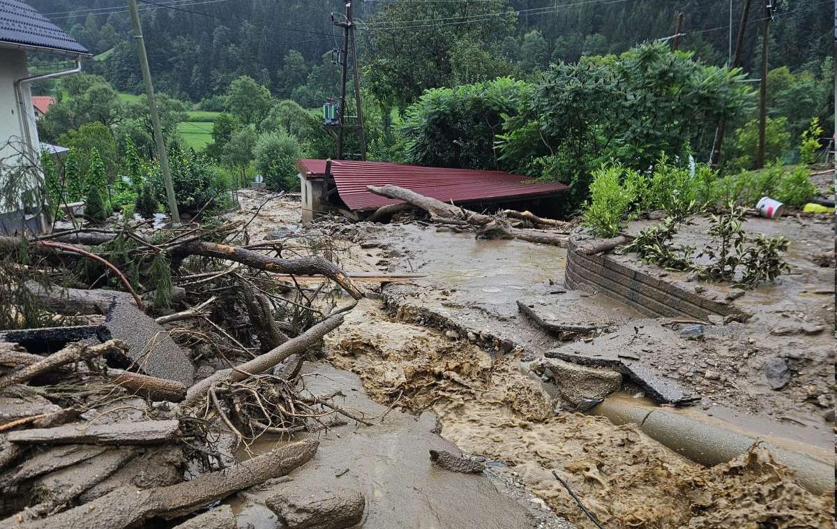 Tolsti Vrh pri Ravnah na Koroškem | Na Ravnah na Koroškem je bilo v avgustovski ujmi v poplavah in zaradi plazov poškodovanih 37 objektov. | Foto STA