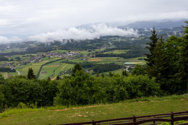 Pogled s terase planinskega doma Ušte - Žerenk. | Foto: Matej Podgoršek