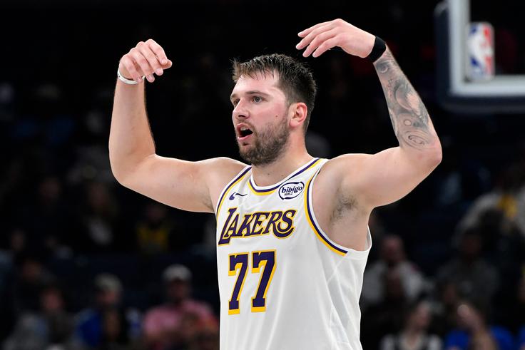 Luka Dončić, ki na tekmo v povprečju dosega 37,1 točke, 9,4 skoka in 9,1 asistence, je ta večer počival, nov izziv pa ga s soigalci čaka v noči na četrtek. | Foto: Guliverimage