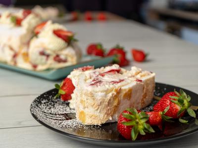 Lahkotna in sveža: recept za rulado Pavlova z jagodami #video