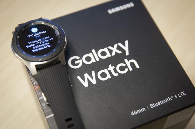 Še na zavojčku različice pametne ure Samsung Galaxy Watch z LTE ta njena dodatna povezljivost ni močno izpostavljena – le pri navajanju  možnosti povezovanja je poleg modrega zoba omenjen še LTE. | Foto: Bojan Puhek