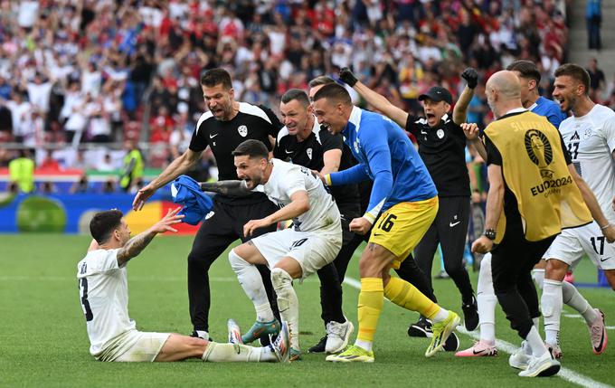 V 77. minuti mu je kot prvi skočil v objem Petar Stojanović. | Foto: Reuters
