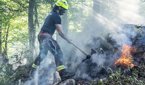 Kljub prizadevanju gasilcev, se požar na tolminskem širi: na pomoč Air Tractorji #foto
