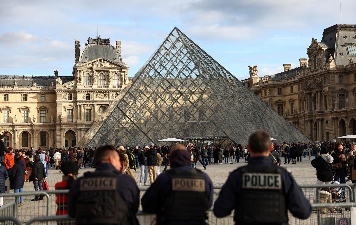 Louvre, Pariz, muzej, Francija, policija, rop |  Identiteta pridržane osumljenke ni znana. | Foto Reuters