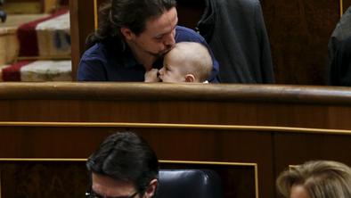 Dojenček v španskem parlamentu