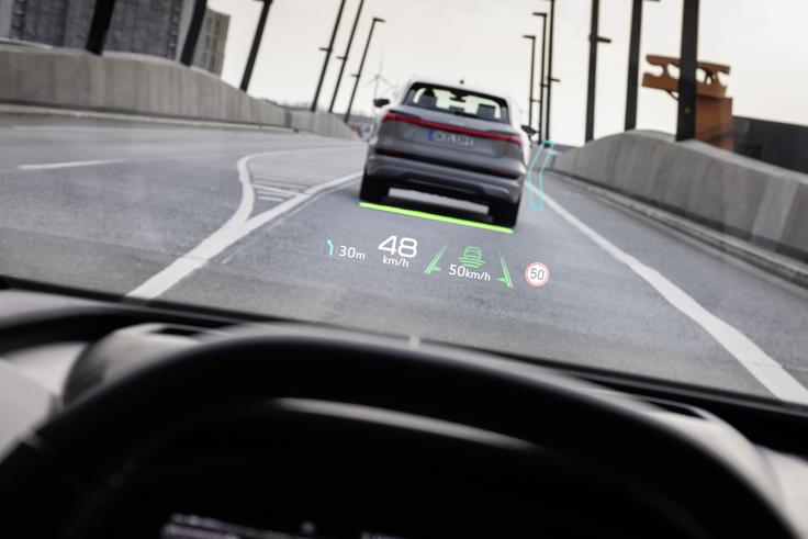 Primer navidezne resničnosti prek projicirnega sistema na vetrobransko steklo | Foto: Audi