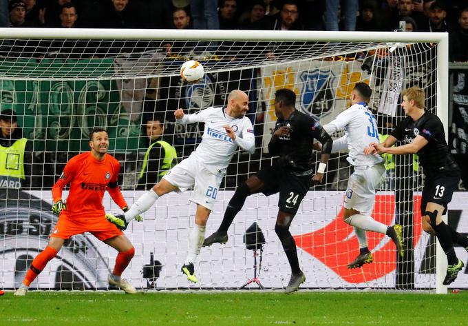 Inter se lahko zahvali Samirju Handanoviću, da poraz ni bil še izdatnejši. Zbral je sedem obramb. | Foto: Reuters