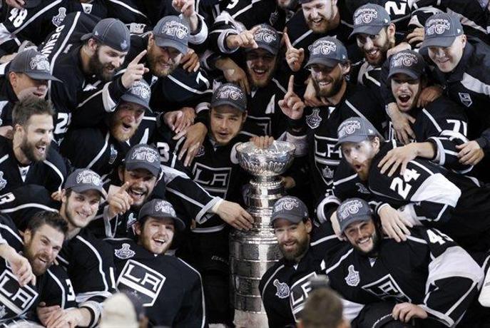 Kopitar dvignil Stanleyjev pokal (video)