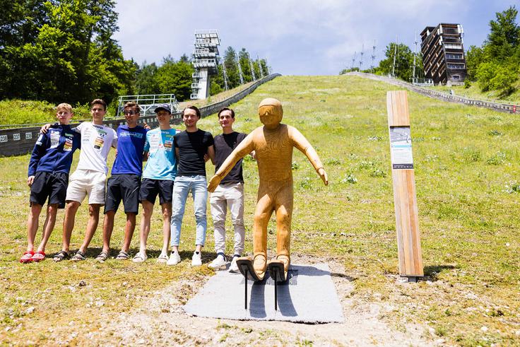Odkritje skulpture so si med drugim od blizu ogledali tudi preostali slovenski tekmovalci, pa tudi brat Peter Prevc in oče Dare. | Foto: Grega Valančič