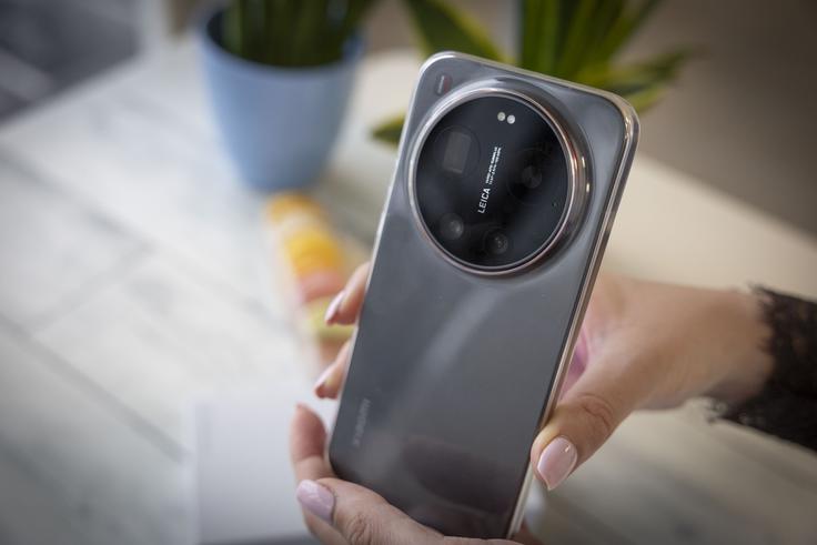 V prodajnem kompletu pametnega telefona Xiaomi 17 Ultra je tudi preprost zaščitni ovitek iz trde plastike. | Foto: Bojan Puhek