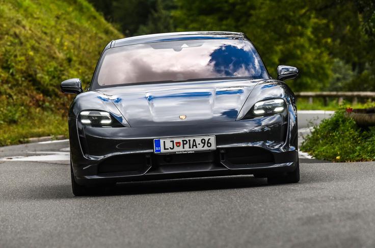 Električni porsche taycan je avtomobil za sladokusce, ki pa lahko stane blizu 200 tisoč evrov. | Foto: Gašper Pirman