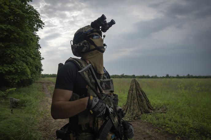 Ukrajinski vojak | Ukrajinski vojak na fronti v južni ukrajinski regiji Zaporožje opazuje nebo, da bi odkril morebitne drone. Fotografija je bila posneta 24. junija letos. | Foto Guliverimage