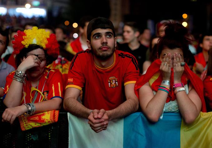 Španski navijači niso mogli verjeti, kaj se dogaja z njihovo reprezentanco. | Foto: Getty Images