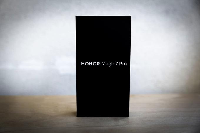 V prodajnem kompletu pametnega telefona Honor Magic7 Pro ni priloženega polnilnika za hitro stovatno žično polnjenje SuperCharge, ki ga ta telefon sicer podpira.  | Foto: Ana Kovač