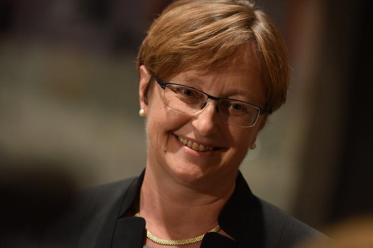 Vlada (na fotografiji finančna ministrica Mateja Vraničar Erman) je predloga proračunov za leti 2018 in 2019 sprejela tik pred iztekom roka, saj mora proračunske dokumente vsako leto poslati v DZ najpozneje do 1. oktobra. | Foto: STA ,