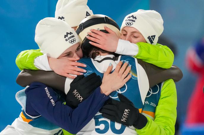 Nika Prevc | Nika Prevc v objemu reprezentančnih kolegic, ki so se z njo veselile bronastega odličja. | Foto Guliverimage