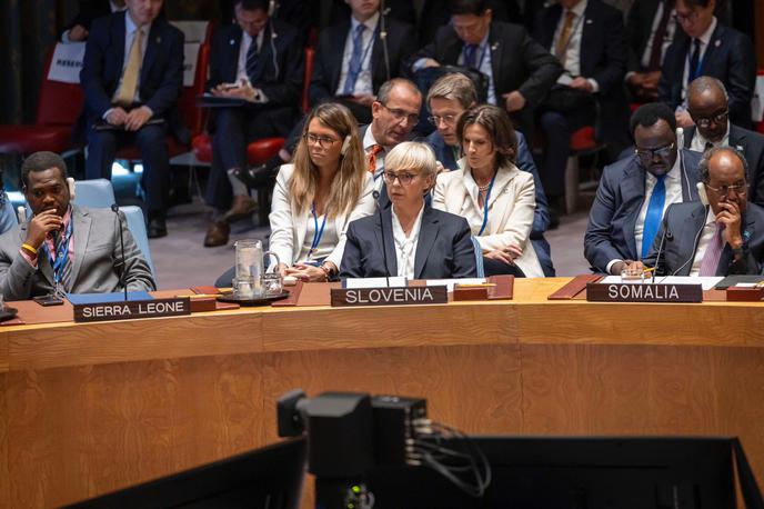 Nataša Pirc Musar | Umetna inteligenca ni vstopila samo na bojišče. Njena zloraba – bodisi v obliki kibernetskih napadov, širjenja njene uporabe v terorizmu in organiziranem kriminalu – dodatno zaostruje grožnje mednarodnemu miru in varnosti," je dejala Nataša Pirc Musar. | Foto Nataša Pirc Musar/X