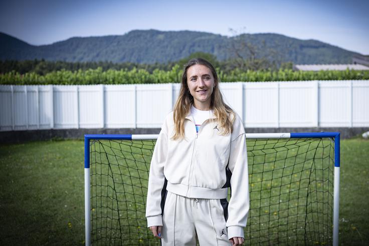 Kondicijsko pripravo v času, ko je doma, opravlja tudi na domačem nogometnem igrišču, postavljenem tik ob družinski hiši Prašnikarjevih v Šmartnem ob Paki, kjer je prve nogometne korake včasih pridobival tudi njen 12 let starejši brat Luka. | Foto: Ana Kovač