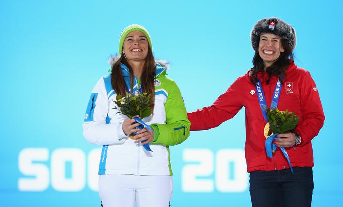Vpis v Guinnessovo knjigo rekordov v kategoriji Prva delitev zlate medalje v alpskem smučanju sta si na zimskih olimpijskih igrah v Sočiju prislužili Tina Maze in Dominique Gisin. | Foto: Getty Images