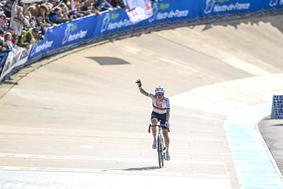 Izjemen Pogačarjev debi na severnem peklu, premoč priznal le van der Poelu