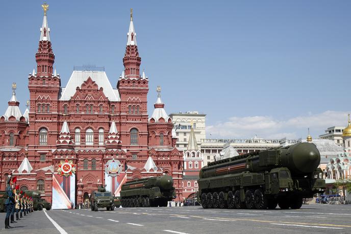 Vojška parada na Rdečem trgu v Moskvi | "Rusija je vse bolj odvisna od nadaljevanja vojne. Ogromna poraba za obrambne stroške je droga za domače gospodarstvo," je ocenil predstavnik dunajskega inštituta Vasily Astrov. | Foto Guliverimage