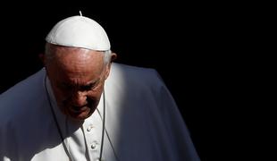 Papež uspešno prestal operacijo