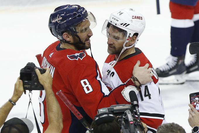 Prvi zvezdnik Washingtona Aleksander Ovečkin je po izpadu Justinu Williamsu zaželel veliko sreče v nadaljevanju končnice lige NHL. | Foto: Reuters