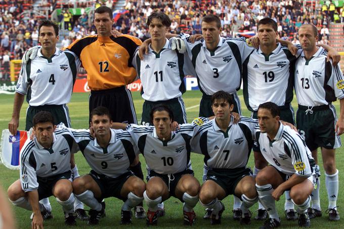 Zgodovinska postava Slovenije na prvi tekmi na velikem tekmovanju, ki jo je odigrala 13. junija 2000 v Charleroiju proti ZR Jugoslaviji. | Foto: Reuters