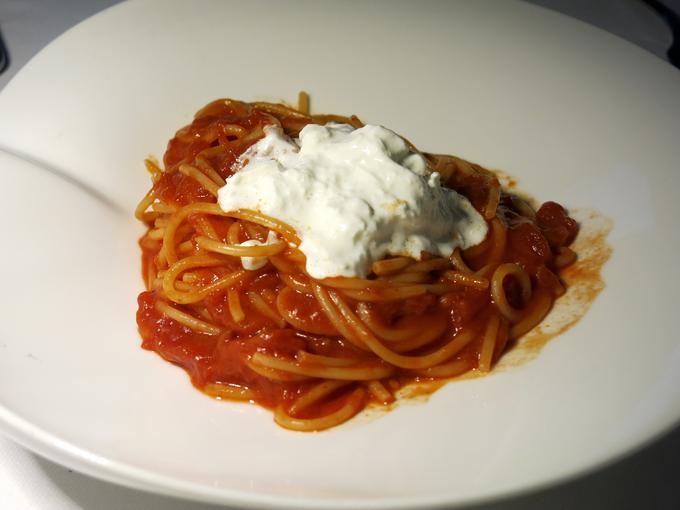 Špageti s paradižnikovo omako in burrato | Foto: Miha First