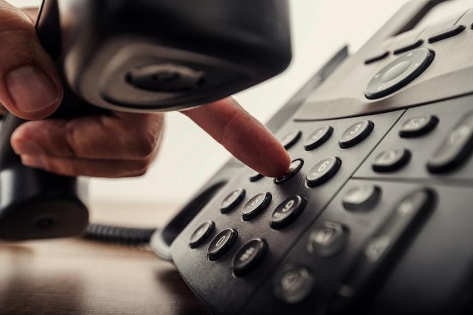 Telefon, telefonski klic | Telefonski klici ravnateljev, ki jih zanima, kako naj ravnajo ob okužbi, na NIJZ zvonijo v prazno. | Foto Thinkstock