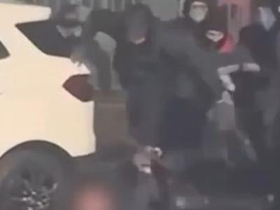 Protestniki brutalno pretepli policista, posnetek delila Giorgia Meloni #video