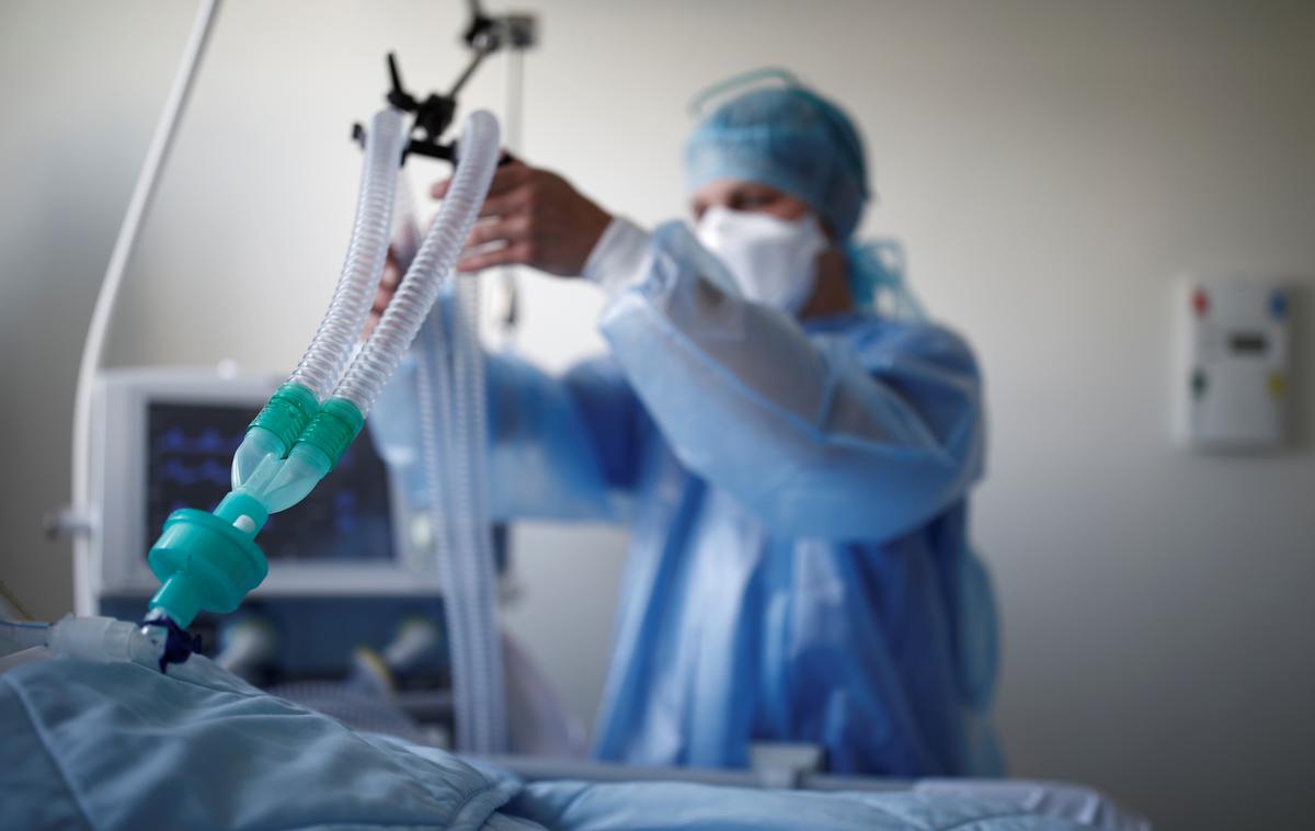 Respirator ventilator | Razmere v bolnišnicah so slabe, prostih postelj in potrebne opreme za zdravljenje najtežje bolnih ni več veliko. Dodatna težava je še pomanjkanje kadra.  | Foto Reuters