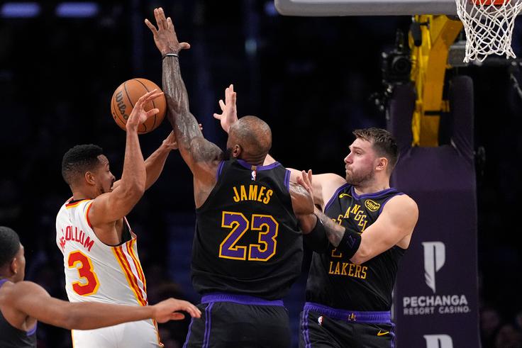 LeBron James in Luka Dončić sta se bojevala v obrambi. | Foto: Guliverimage