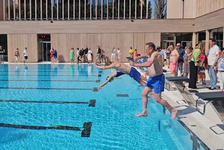 Premier Golob in ljubljanski župan Janković sta Kopališče Vevče odprla s skokom v bazen.  | Foto: STA