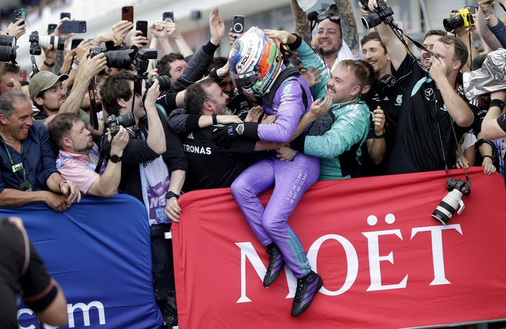 Kakšno veselje pri Mercedesu. | Foto: Reuters