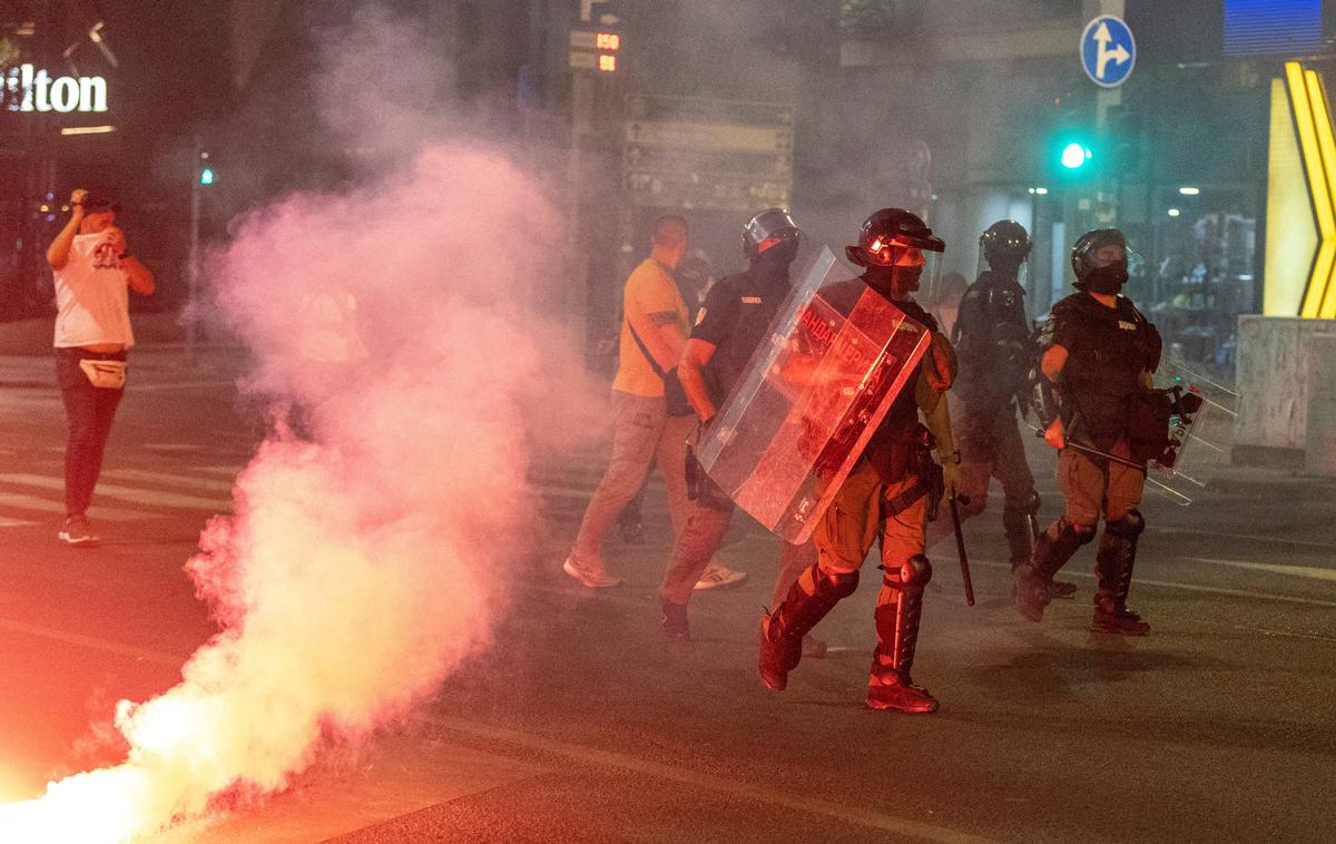 Srbija spopad | Spopadi med protestniki in policijo ter podporniki SNS so izbruhnili v prestolnici in Nišu, medtem ko je v Novem Sadu oseba v zrak streljala iz strelnega orožja. | Foto Reuters