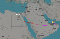 Ves svet gleda prazno letalo, ki je zapustilo Abu Dabi. Letelo bo tudi čez Slovenijo.