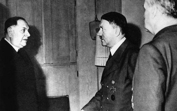 Adolf Hitler in Milan Nedić Na fotografiji vidimo predsednika srbske vlade med drugo svetovno vojno Milana Nedića na srečanju s Hitlerjem. Nacistična Nemčija je na začetku okupacije do Srbov izvajala zelo ostro politiko, nato pa je zaradi taktičnih razlogov začela sodelovati s protikomunističnimi Srbi, kot so bili Milan Nedić, vodja srbskih fašistov Dimitrije Ljotić, pa tudi četniška poveljnika Draže Mihailović in Kosta Pećanac. | Foto: Guliverimage