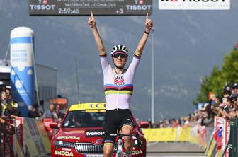 Pogačar hitel, da bi si ogledal prihod zaročenke Urške v cilj Dirke po Švici