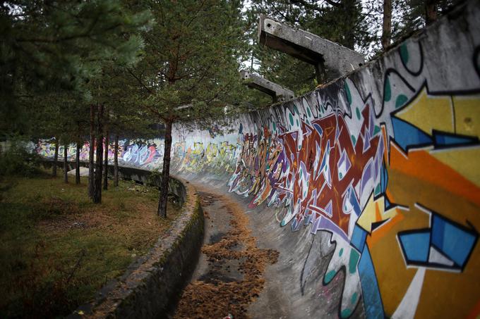 Stara steza za bob na Trebeviću je danes prekrita z grafiti. | Foto: Reuters