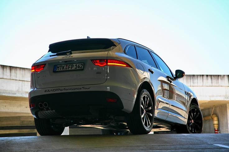 Glede na to, da sta Jaguar in Land Rover tudi v resnici eno in isto podjetje, je jasno, da so glede pogona globoko na varni strani. | Foto: Vinko Kernc