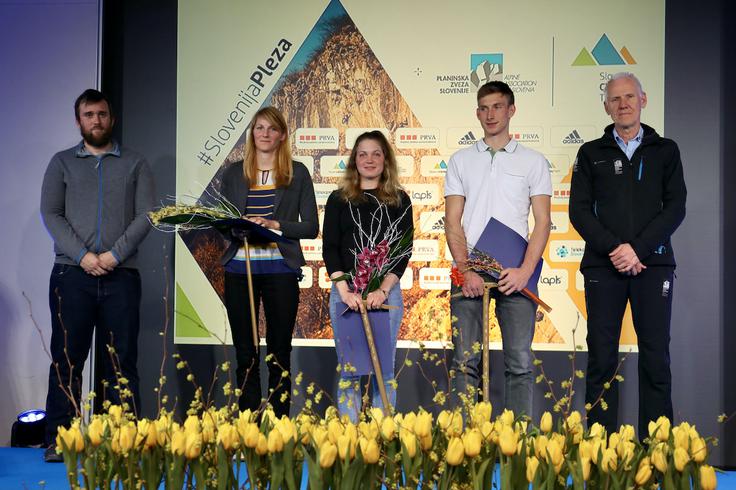 Petra Klinar Stražar, žena naj alpinista 2021 Luke Stražarja, najuspešnejša alpinistka 2021 Anja Petek in najperspektivnejši alpinist 2021 Krištof Frelih z načelnikom Komisije za alpinizem PZS Otom Žanom in predsednikom PZS Jožetom Rovanom. | Foto: Irena Mušič Habjan