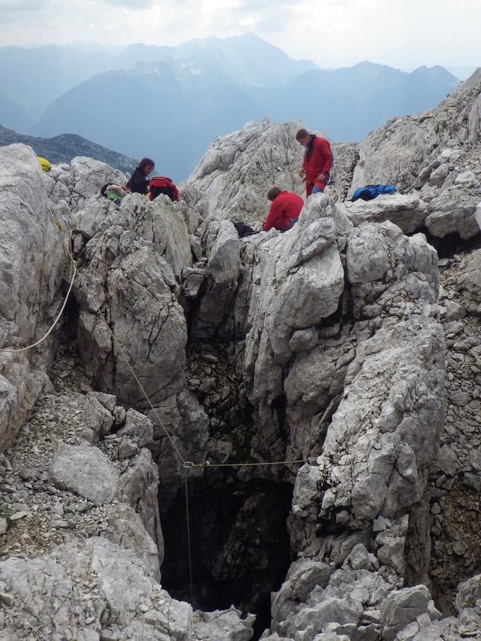 Slovensko-italijanska ekipa jamarjev je ta konec tedna poskrbela za jamarski dosežek, s katerim je Slovenija dobila novo drugo najglobljo jamo oziroma jamski sistem. | Foto: STA ,