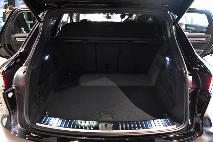 770-litrski prtljažni prostor je ogromen in poudarja uporabnost modela, ki se želi v zavojih primerjati s kultnim modelom 911. | Foto: Gašper Pirman
