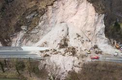 Za odstranjevanje plazu na glavni cesti Trbovlje-Zagorje bodo potrebovali do deset dni #foto #video