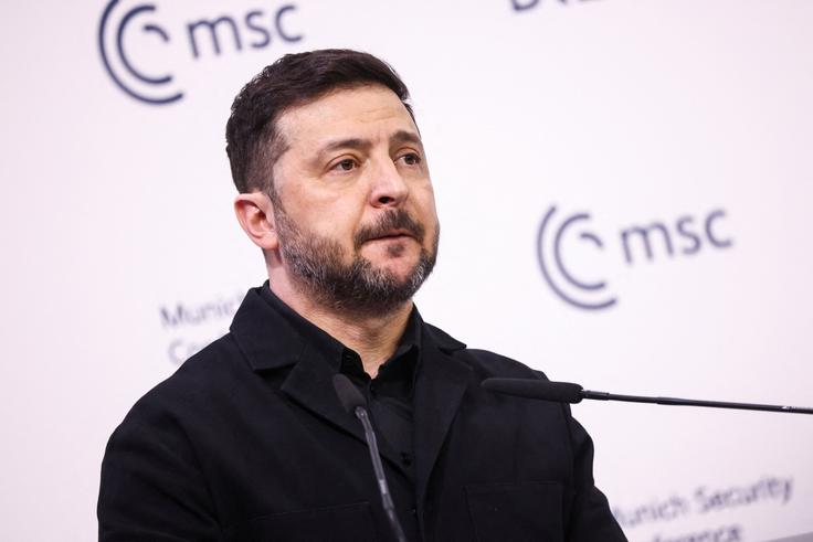 Morda se vidi kot vladarja, vendar je v resnici suženj vojne, je o Putinu dejal Zelenski.  | Foto: Reuters