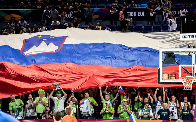 Navijaška podpora košarkarjem na letošnjem Eurobasketu je bila z vsako zmago bolj goreča. Na finale v Istanbul je romalo na tisoče slovenskhi navijačev. | Foto: Vid Ponikvar